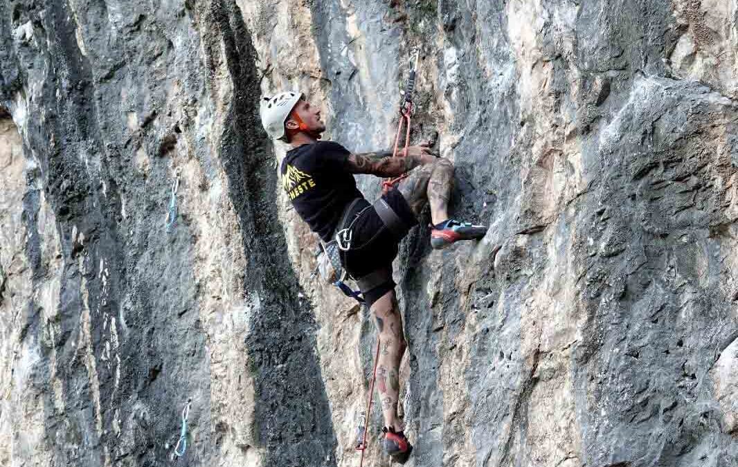 Ernesto: del tatami a la roca. La historia de un karateka que convirtió la enfermedad en su mayor ascenso.